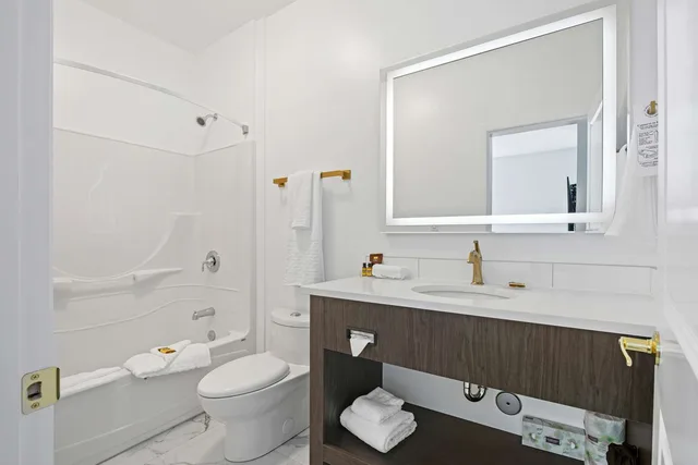 جناح بسرير كينج مع أريكة بمطبخ، Crown Columbia Hotel Bw Premier Collection 3/3