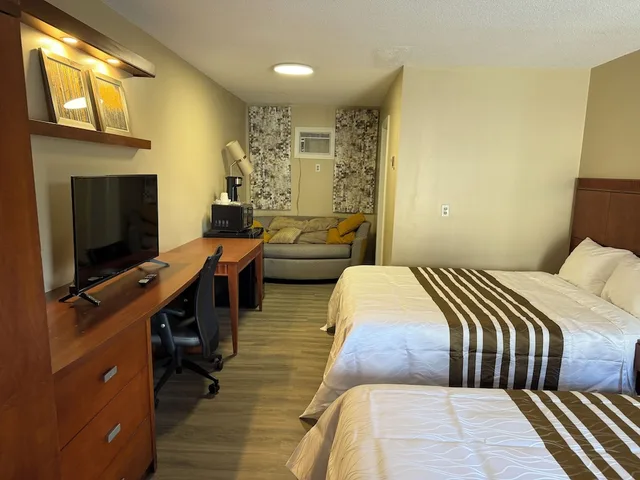 Comfort, 2 Queen Beds, Balcony, Princess Motel 3/3