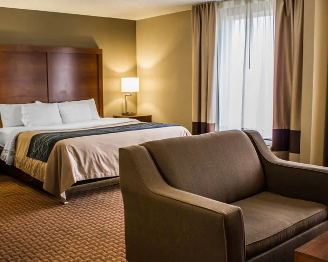 غرفة قياسية بسرير كينج مع أريكة، Quality Inn Akron South 2/2