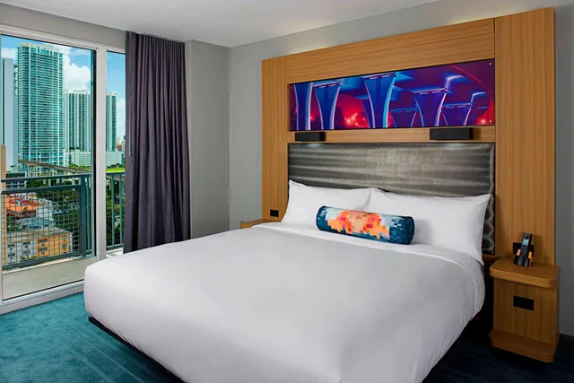 غرفة كبيرة بسرير كينج بشرفة في طابق مرتفع لذوي الإعاقة، Aloft Miami Brickell 1/1