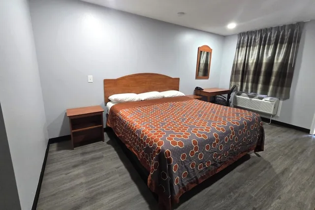 غرفة بسرير كينج، Stay Inn Checotah near Eufaula Lake 6/10