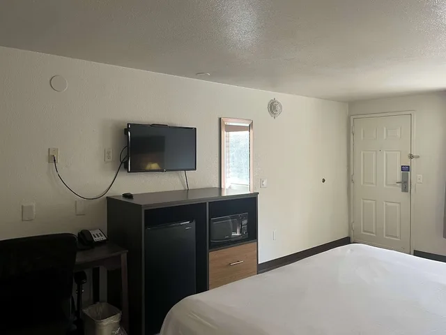 غرفة ديلوكس بسرير كينج للمدخنين لذوي الإعاقة، Motel6 Cross Lanes, WV–Goff Mountain Rd 3/7