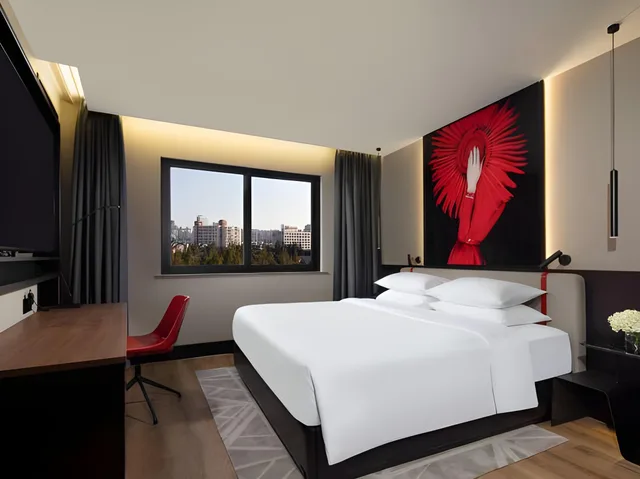 Luxury, Suite, Queen Bed, 2 Bathrooms, Living Area, Bathtub، Jinjiang Metropolo Hotel Shanghai Baiyulan 1/1