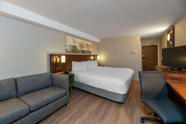 غرفة سوبيريور بسرير كينج بإطلالة على الفناء في الطابق الأرضي، Comfort Inn Sault Ste Marie ON 4/6