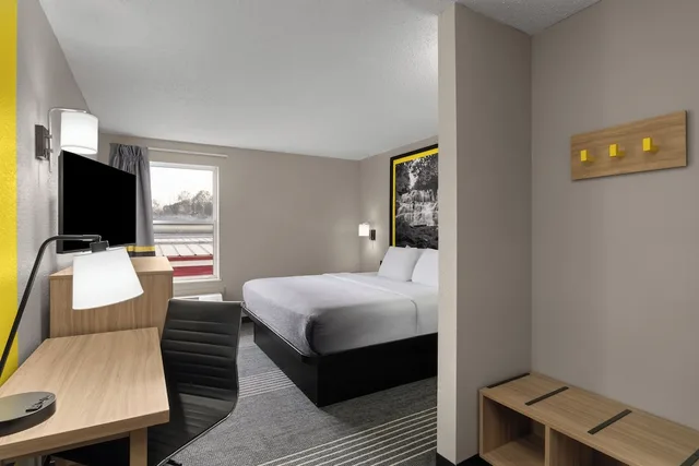 غرفة بسرير كينج لذوي الإعاقة، Super 8 by Wyndham Chattanooga East/Hamilton Place 5/7