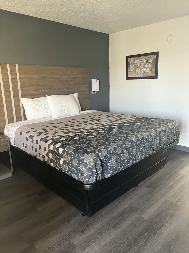 غرفة قياسية بسرير كينج، Econo Lodge Calhoun South 5/10