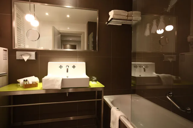 غرفة بسريرين منفصلين بإطلالة على الحديقة، HOTEL NAPOLEON 3/3