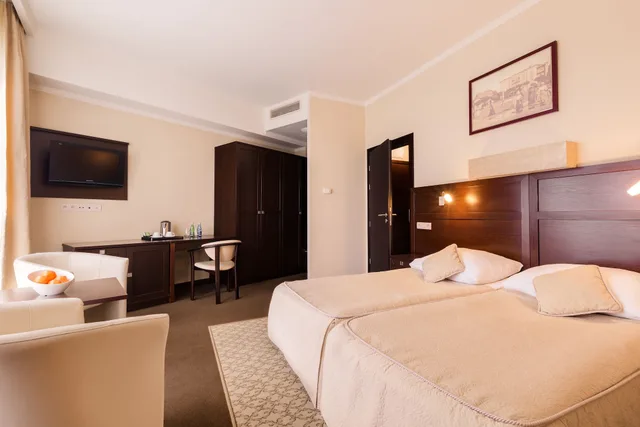 غرفة كلاسيكية بسريرين منفصلين مع سرير إضافي، Hotel Aurora Family Spa 4/10