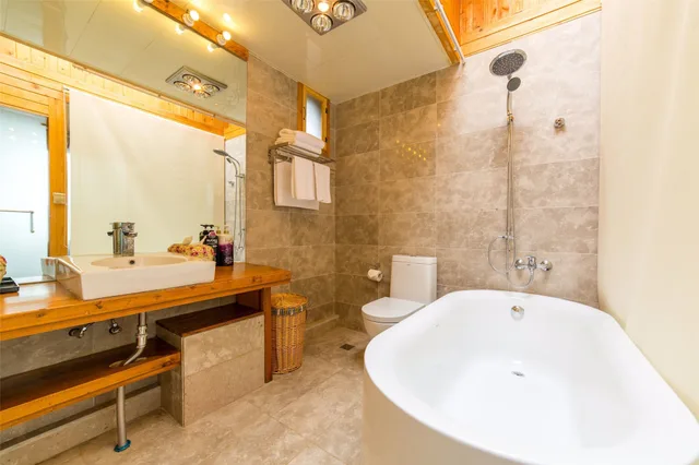 Deluxe, Suite, 2 King Beds, C'est La Vie Boutique Inn 6/6