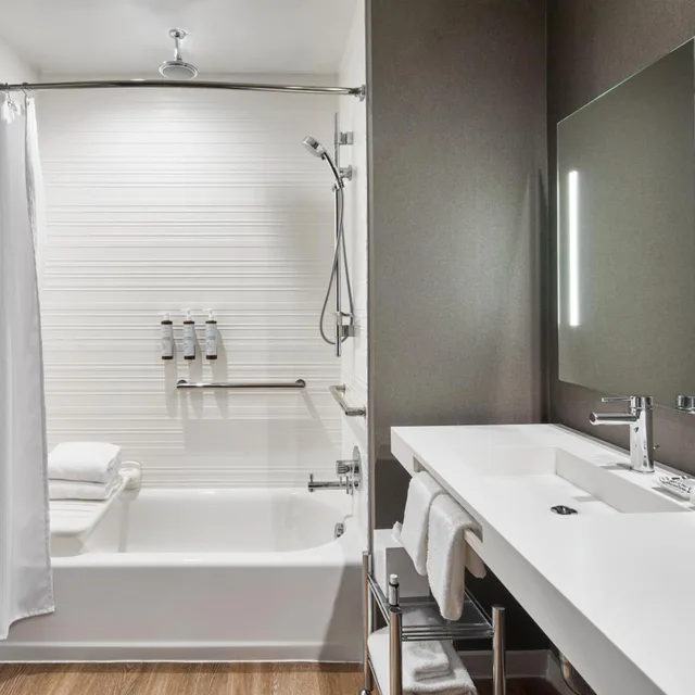 غرفة بسريرين مزدوجين بحوض استحمام لذوي الإعاقة، AC Hotel by Marriott Miami Aventura 5/7