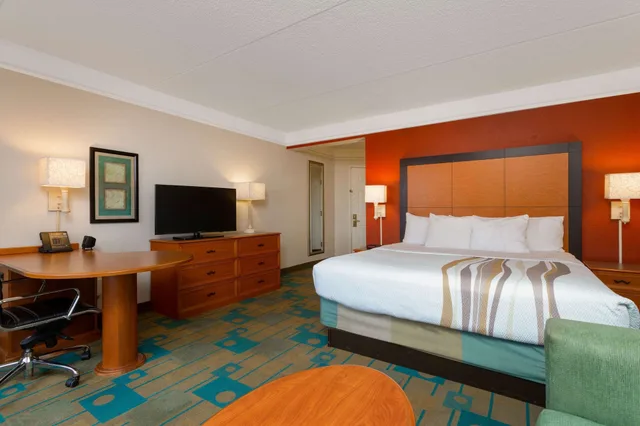 غرفة تنفيذية بسرير كينج، La Quinta Inn & Suites by Wyndham Lakeland West 1/4