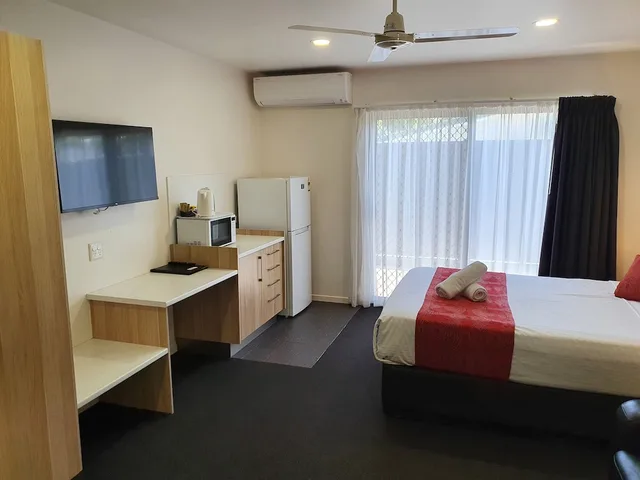 غرفة بسرير كوين مع أريكة لذوي الإعاقة، Abode37 2/4