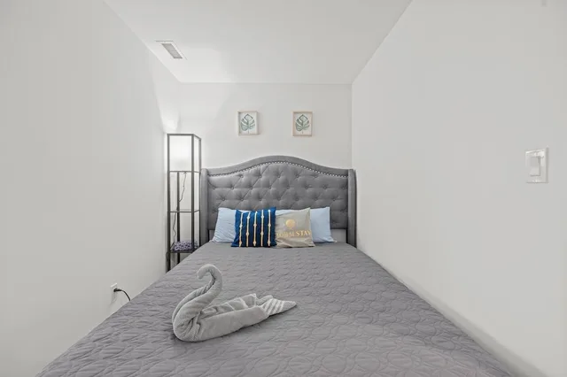 شقة حصرية بسريرين كوين بإطلالة على المدينة بغرفتي نوم مع أريكة بمطبخ، Teahouse Condos in Downtown Toronto 8/10