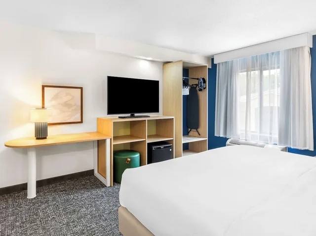 غرفة بسرير كينج لذوي الإعاقة، Spark by Hilton Augusta 4/7