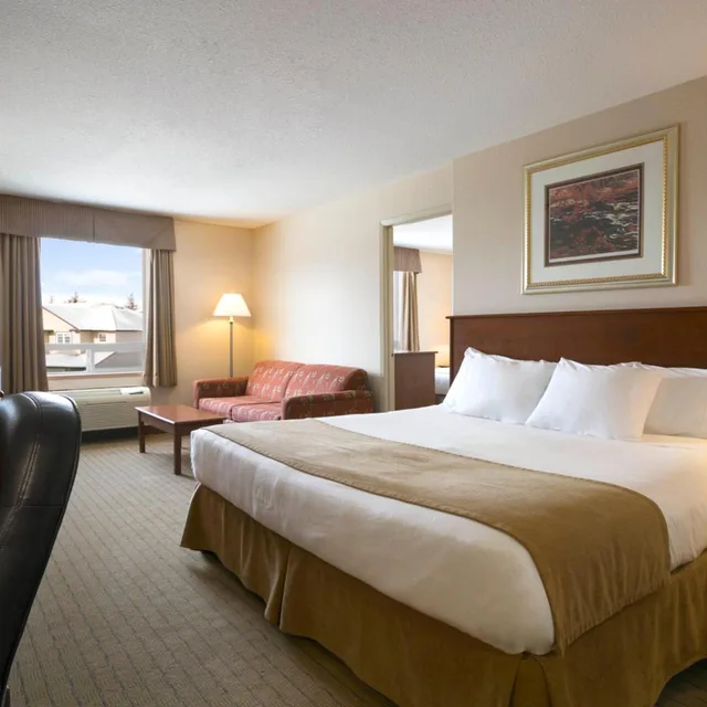 1 Bedroom, Boardroom, Suite، Days Inn by Wyndham Moose Jaw 1/4