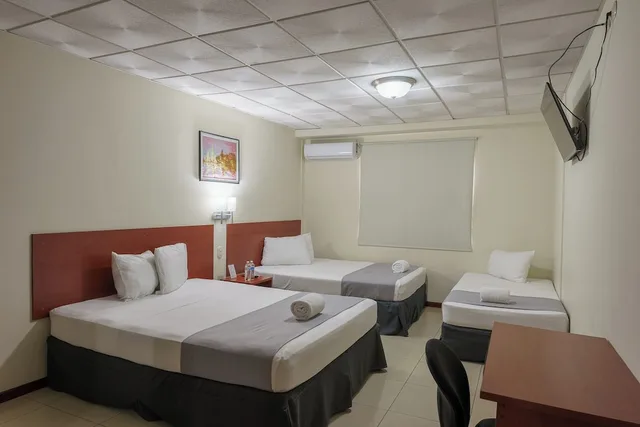 غرفة كلاسيكية ثلاثية بسريرين مزدوجين، Hotel Windsor Plaza 2/4