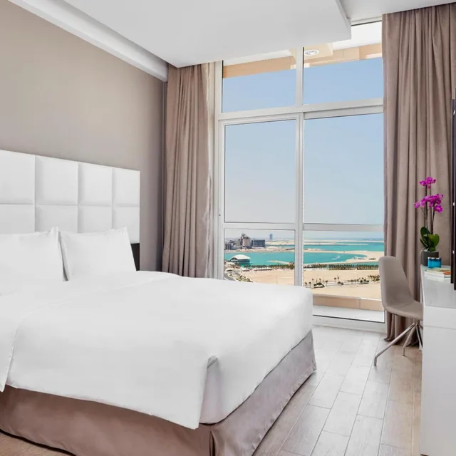 جناح بسرير كينج بإطلالة على البحر بغرفة نوم واحدة يُسمح فيها بالحيوانات الأليفة، Staybridge Suites Doha Lusail 2/10