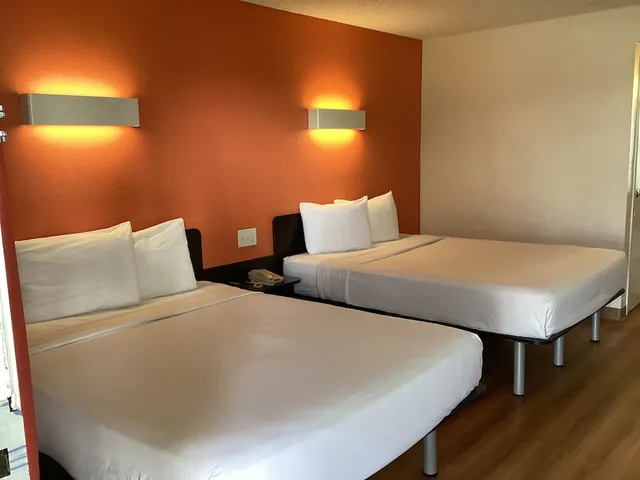 غرفة قياسية بسريرين كوين، Motel6 Oakland, CA - Embarcadero 1/8