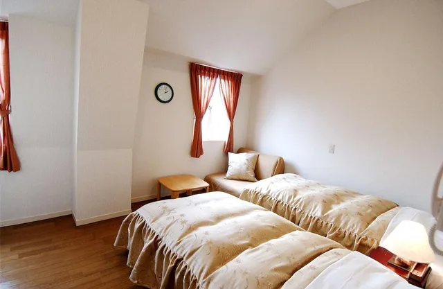 غرفة بسريرين منفصلين بإطلالة على البحر بشرفة مع أريكة، Hotel Chobo Sanso 1/1