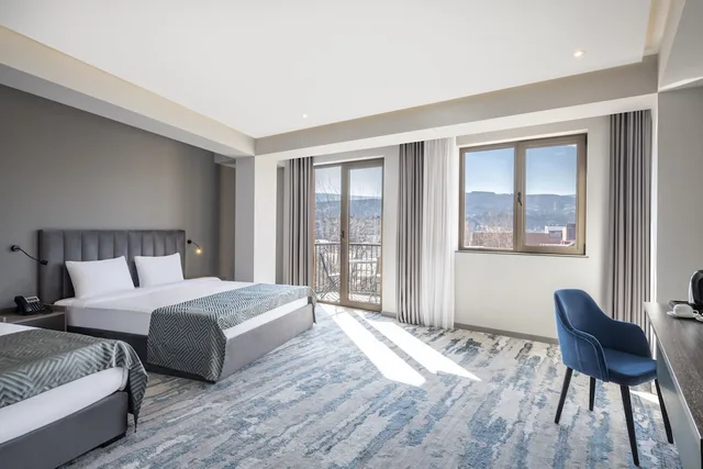 غرفة قياسية ثلاثية بسرير كينج وسرير فردي بشرفة، Hotel Address 9D 1/4