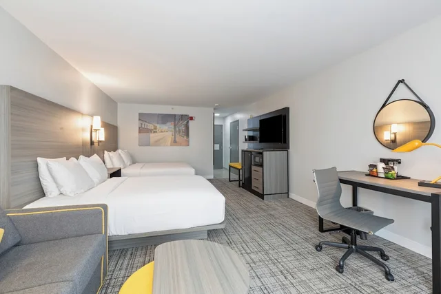 غرفة قياسية بسريرين كوين بشرفة مع أريكة، Best Western Plus Elgin - Chicago 1/7