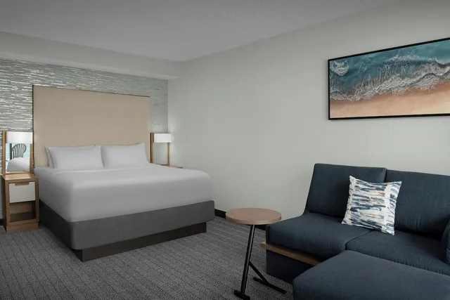 غرفة ديلوكس بسرير كينج مع أريكة في طابق مرتفع، Courtyard Virginia Beach Oceanfront South 1/2