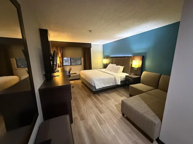 غرفة قياسية بسرير كوين، Quality Inn and Suites Detroit Metro Airport 1/5