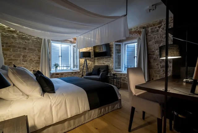Studio, Suite, King Bed, Sofa, Murum Boutique Hotel 1/2