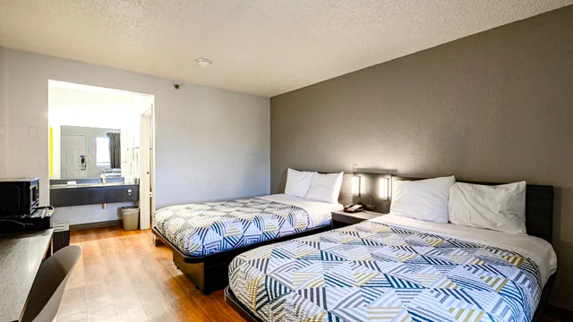 غرفة بسريرين كوين، Motel6 Wethersfield, CT - Hartford 1/1