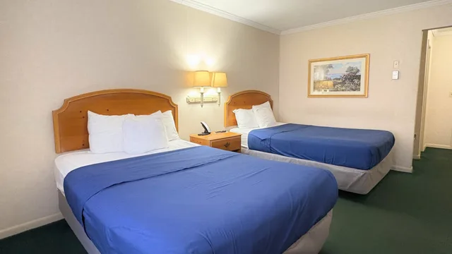 غرفة بسريرين مزدوجين، Magnuson Grand Pioneer Inn And Suites 1/3