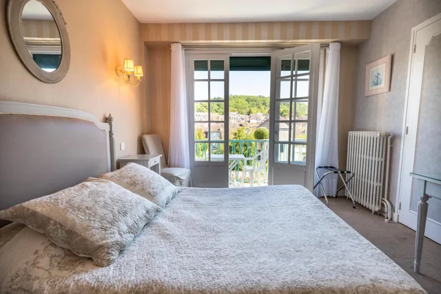 غرفة بسرير مزدوج بشرفة، Hotel Le Quercy Souillac 3/6