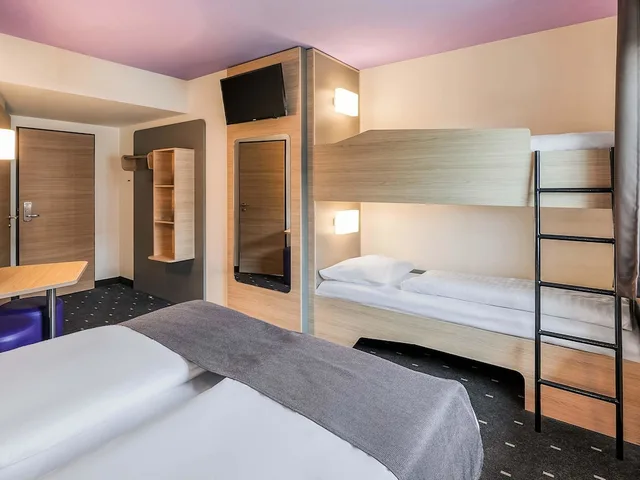 غرفة رباعية بسرير كوين وسرير بطابقين، B&B Stuttgart Vaihingen 3/4