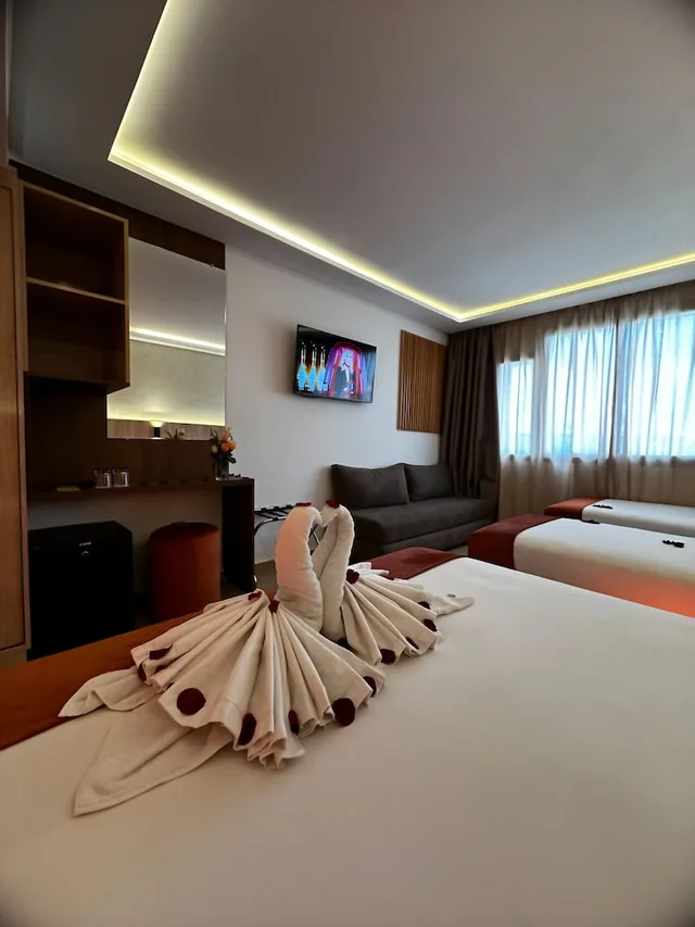غرفة كومفورت بسريرين منفصلين وسرير كوين بإطلالة على المدينة مع أريكة، Argana Hotel 3/3