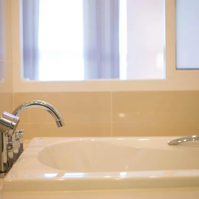 غرفة بسريرين منفصلين بحوض استحمام، Harmony Resort Hotel 7/10