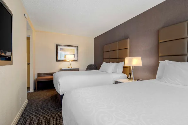 غرفة ديلوكس بسريرين مزدوجين بشرفة في طابق منخفض، Best Western Premier Chateau Granville Hotel and Suites and Conf. Centre 2/4