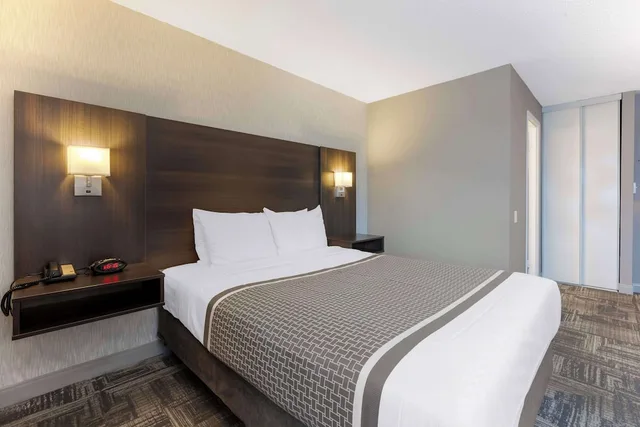 Tower, Standard, Queen Bed, Best Western Milton 1/2