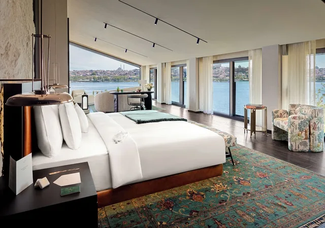 جناح بسرير كوين بإطلالة على الشاطئ، Aliee Istanbul - A Paris Society Collection Hotel 1/3