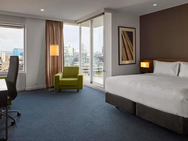 Junior Suite, King Bed, Balcony, PULLMAN ADELAIDE 2/4