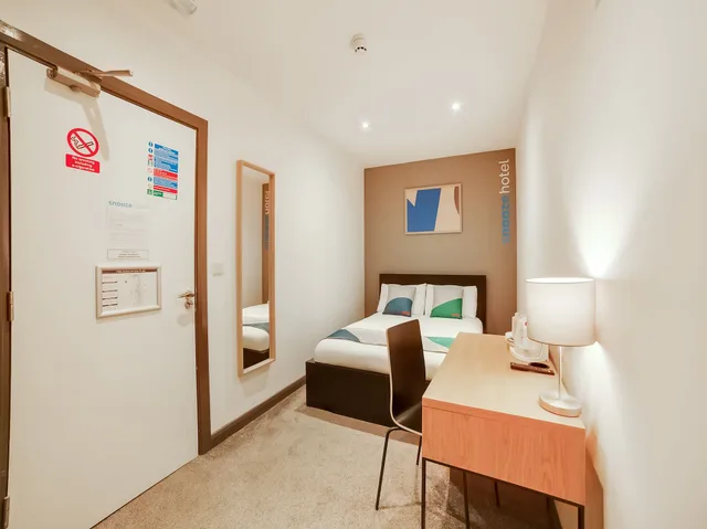 Compact, Double Bed, Snooze Rooms 1/5