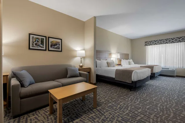 جناح بسريرين كوين مع أريكة بمطبخ صغير بحوض استحمام لذوي الإعاقة، Best Western Plus Rumford Falls 2/3