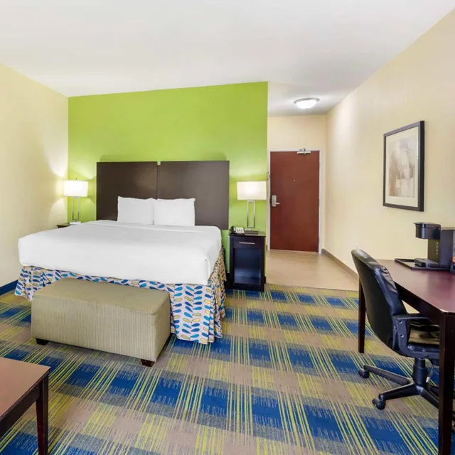 جناح بسرير كينج بحوض استحمام لذوي الإعاقة، Best Western Plus Pratt 3/6