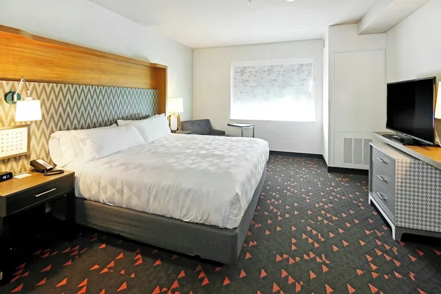 غرفة قياسية بسرير كينج مع أريكة، Holiday Inn & Suites Calgary Airport North 6/10