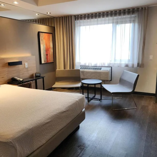 غرفة بسرير كينج وسرير كوين، Ramada by Wyndham Laval 5/9