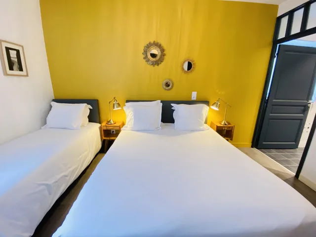 غرفة سوبيريور ثلاثية بسرير كوين وسرير فردي، Hôtel Saint-Michel 1/6