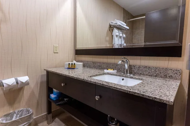 جناح عائلي بسريرين كوين مع أريكة، Best Western Plus South Edmonton Inn and Suites 7/8