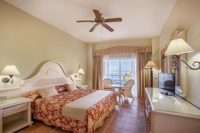 غرفة ديلوكس بسرير كوين بإطلالة على البحر، Eurostars Grand Cayacoa 1/1