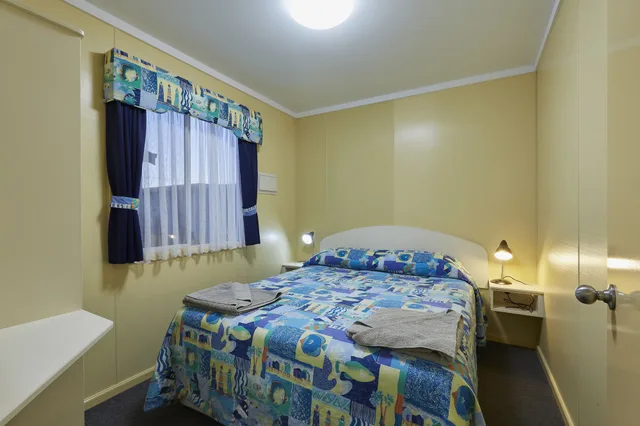 كابينة سوبيريور بسرير بطابقين وسرير كوين بغرفتي نوم مع سرير سحّاب إضافي، Big4 Beachlands Holiday Park 1/4