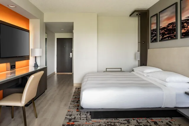 غرفة قياسية بسرير كينج مع أريكة لذوي الإعاقة، Fort Lauderdale Marriott Coral Springs Hotel & Convention Center 1/7