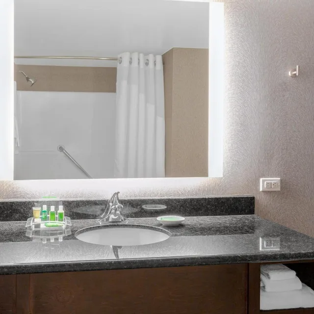 Room, 2 Queen Beds, Executive Level، Holiday Inn La Mirada 3/3