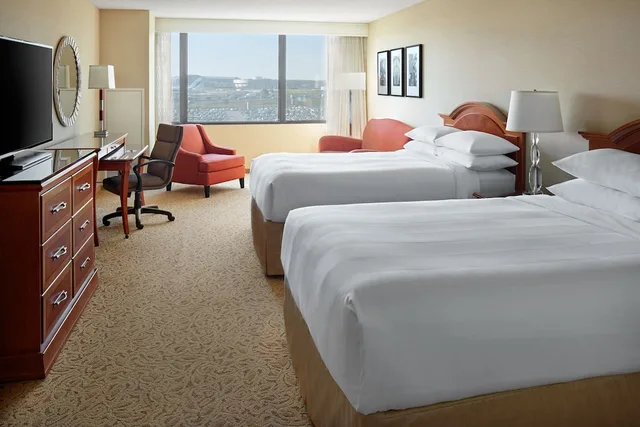غرفة عائلية بسرير كينج وسرير بطابقين، Toronto Airport Marriott 1/9